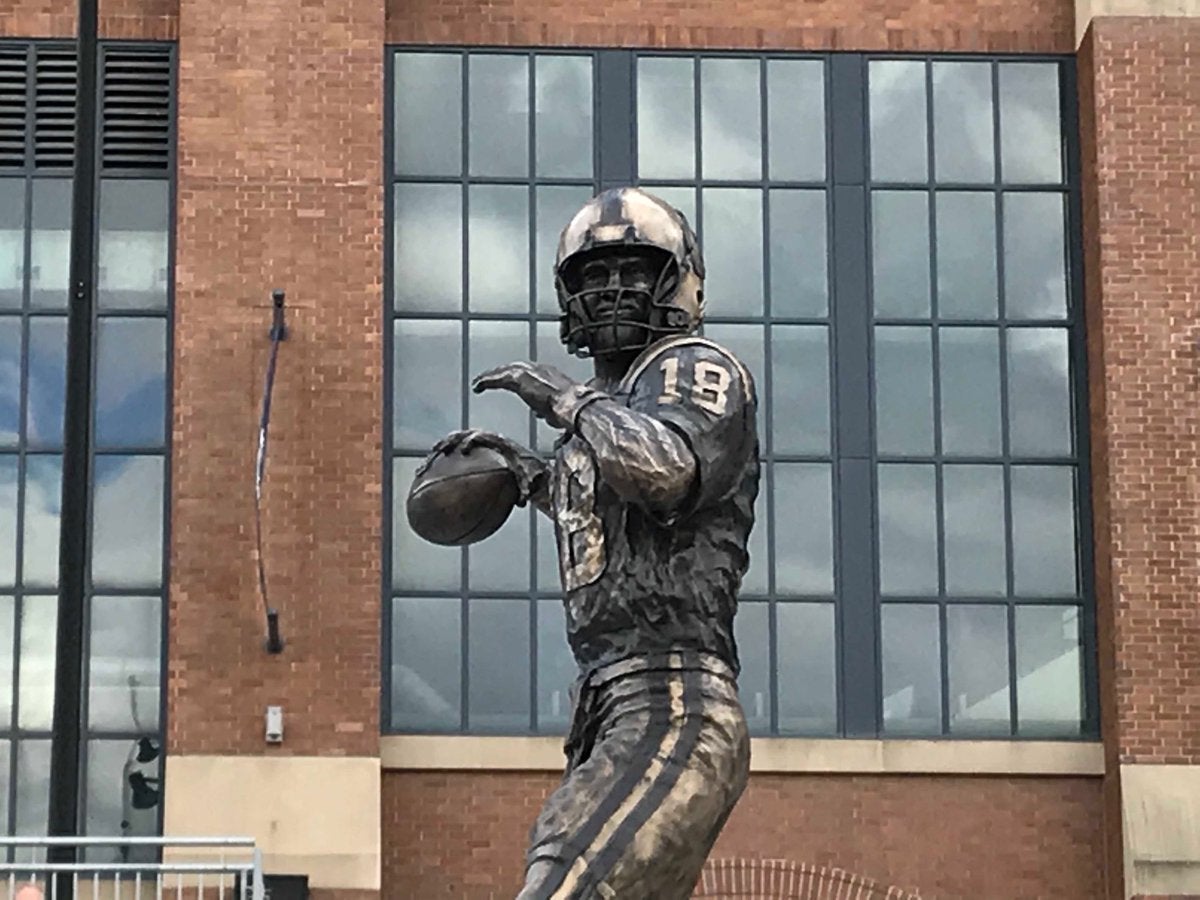 Colts to construct Peyton Manning statue, retire No. 18 jersey