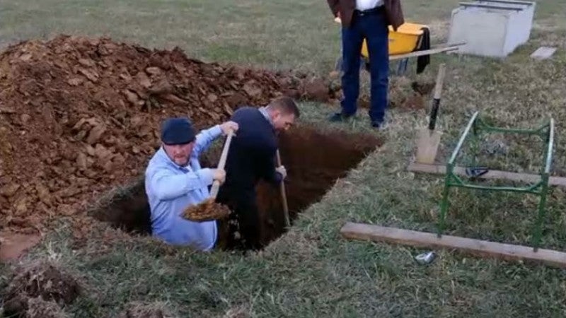 Family Forced To Dig Woman S Grave After Cemetery Leaves Burial