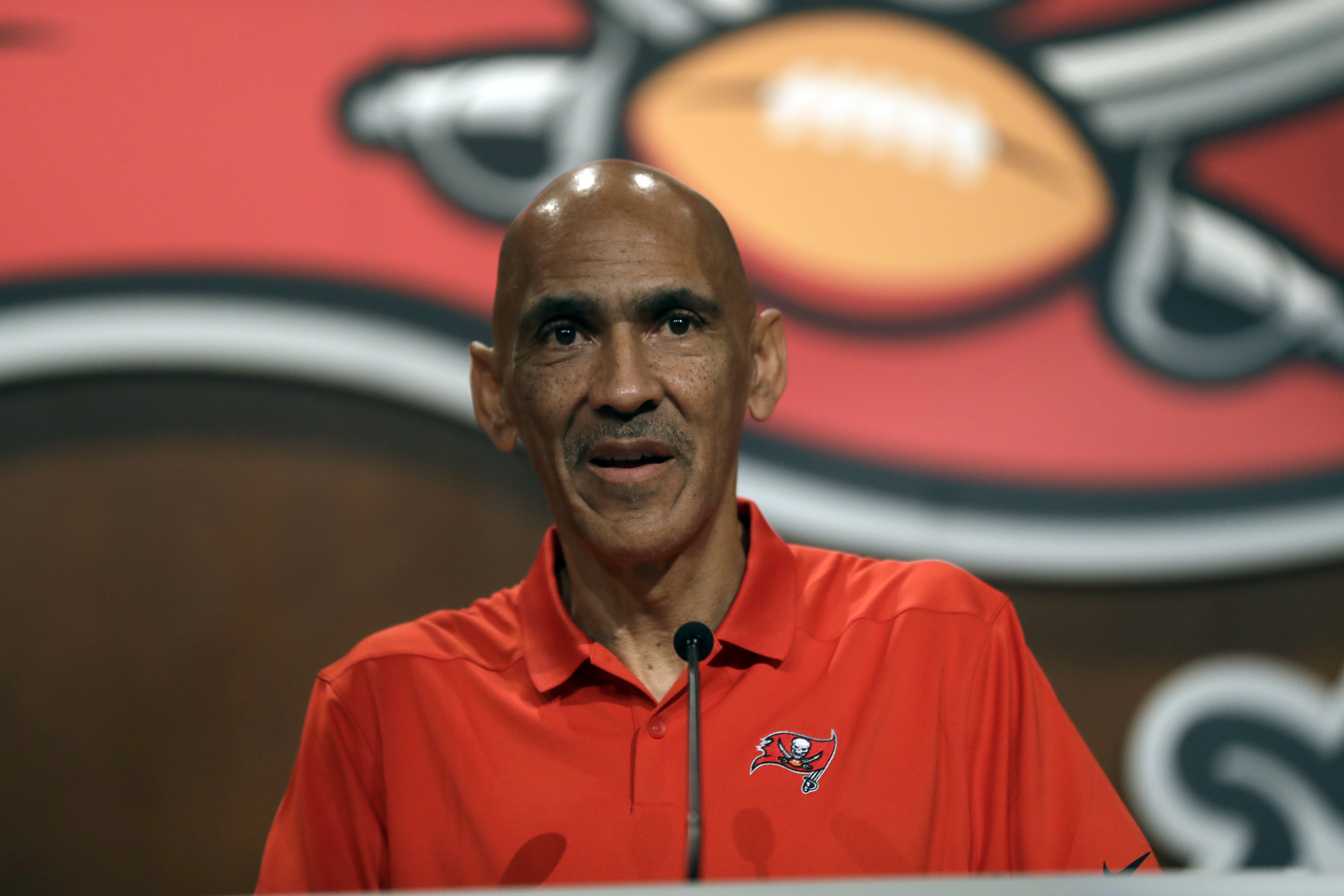 Former Steelers player, coach Tony Dungy inducted into Bucs' Ring