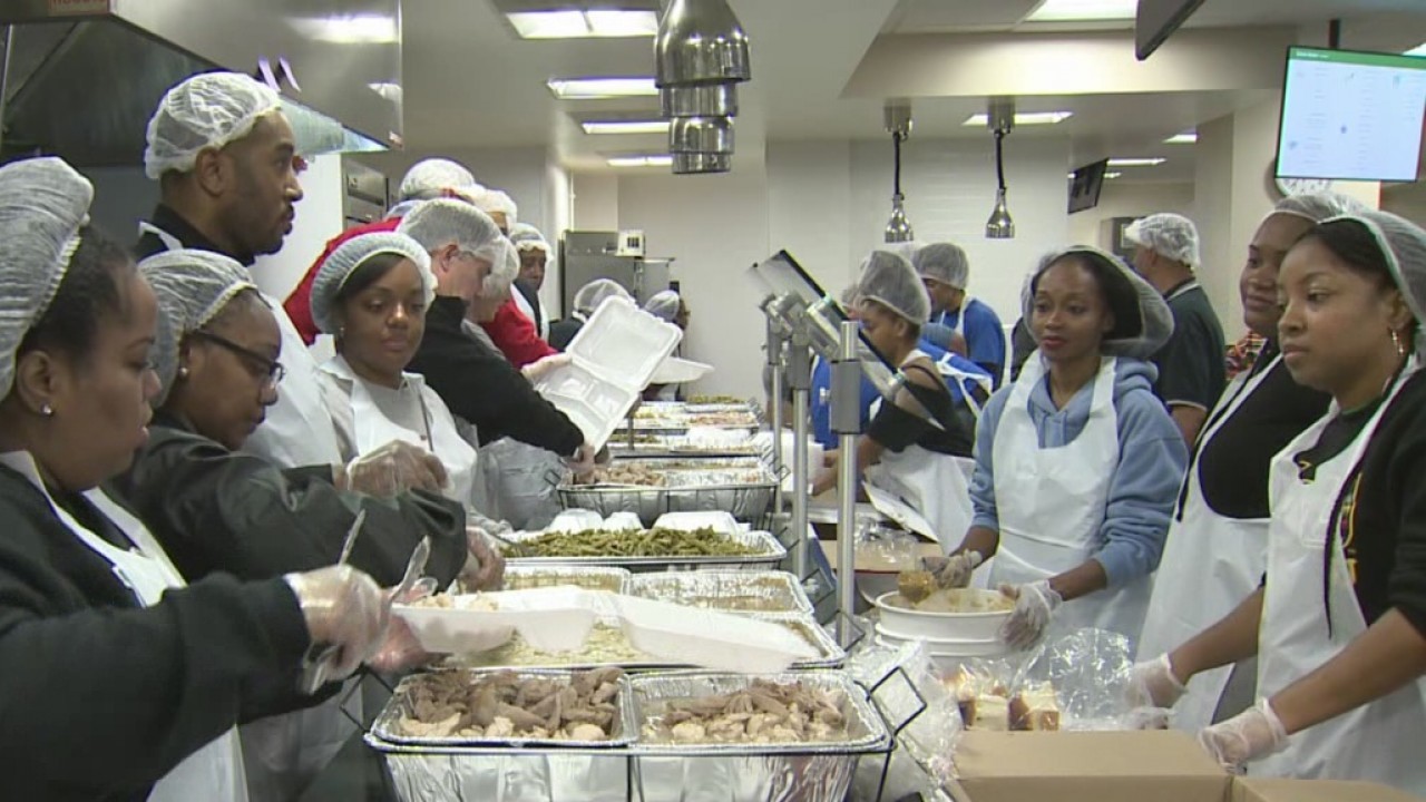 Volunteers serve Thanksgiving meal to thousands - WISH-TV ...