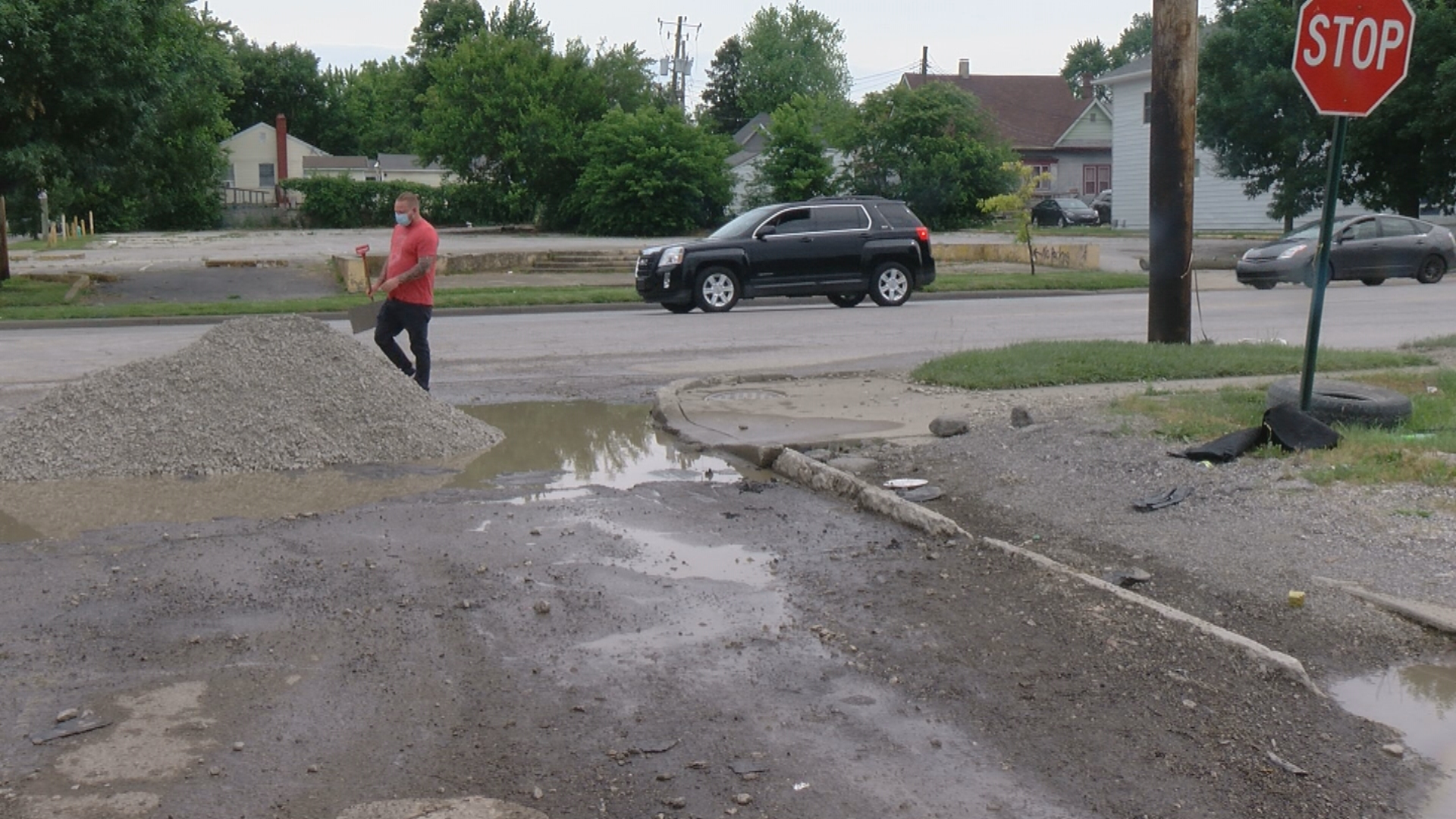 Enormous pothole impacts businesses on Indianapolis east side