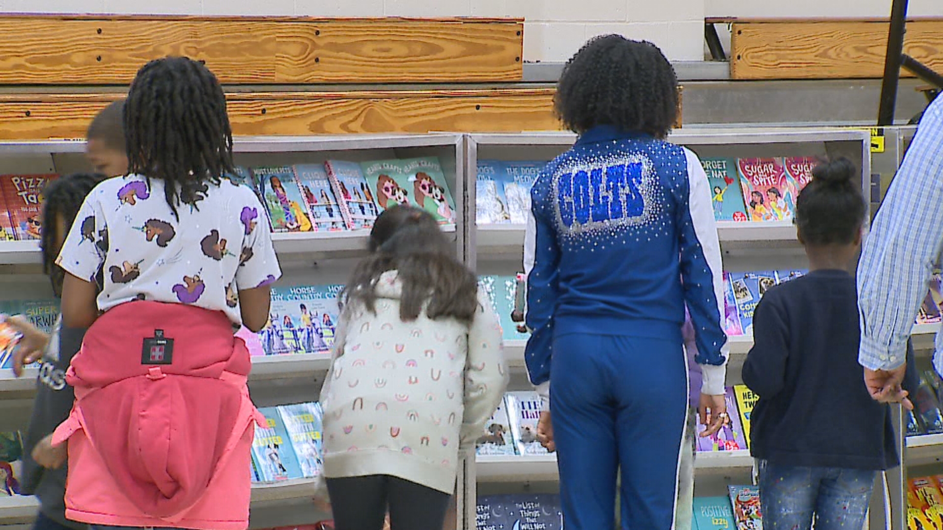 Colts give away books at elementary school