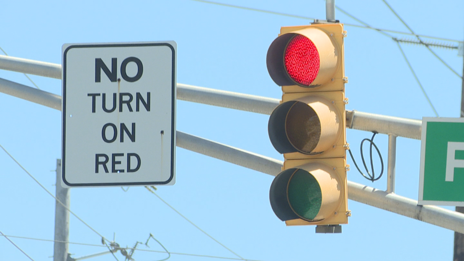 Indianapolis leaders shelve right-on-red ban after preemptive law takes effect