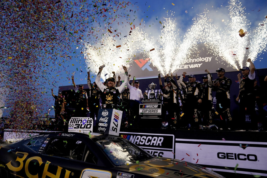Kyle Busch holds off Denny Hamlin for NASCAR Cup Series win outside St