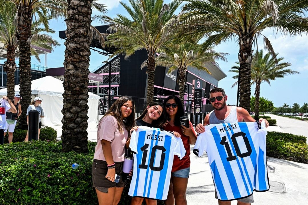 Miami Dolphins Athletes Greet Messi in Style