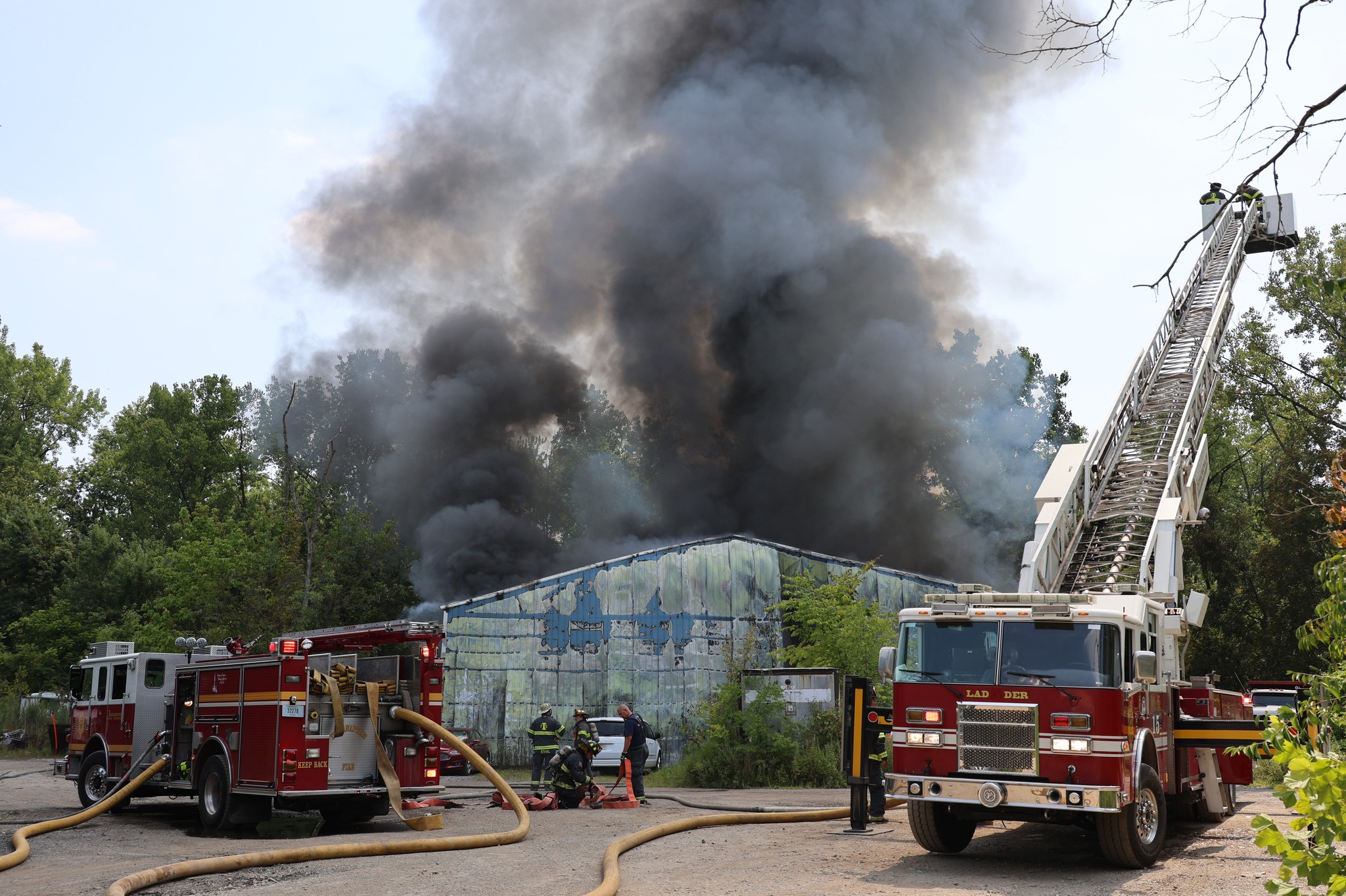 Pole barn fire leaves 1 firefighter injured, causes large plume of ...