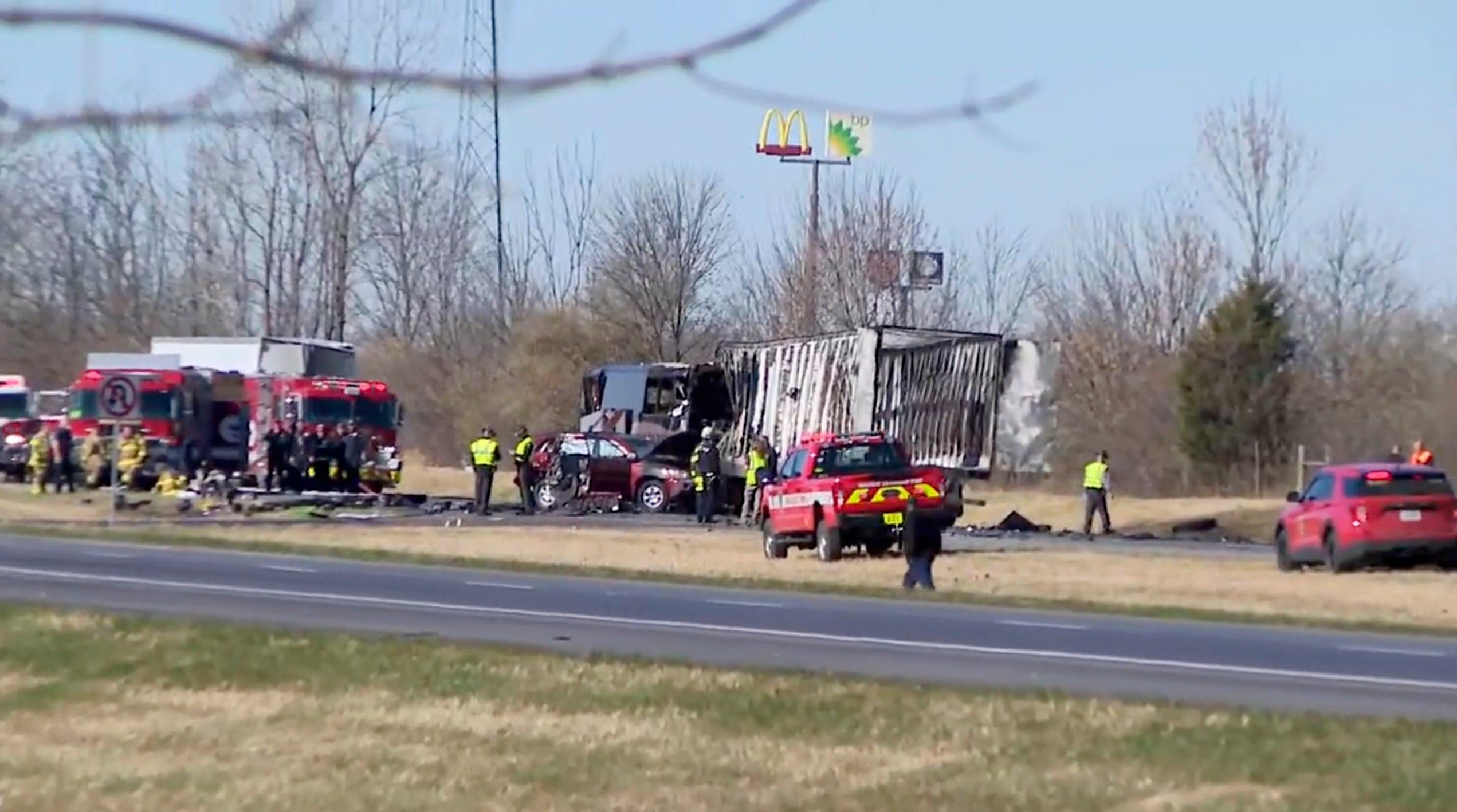 interstate-crash-of-busload-of-high-school-students-leaves-6-dead-18