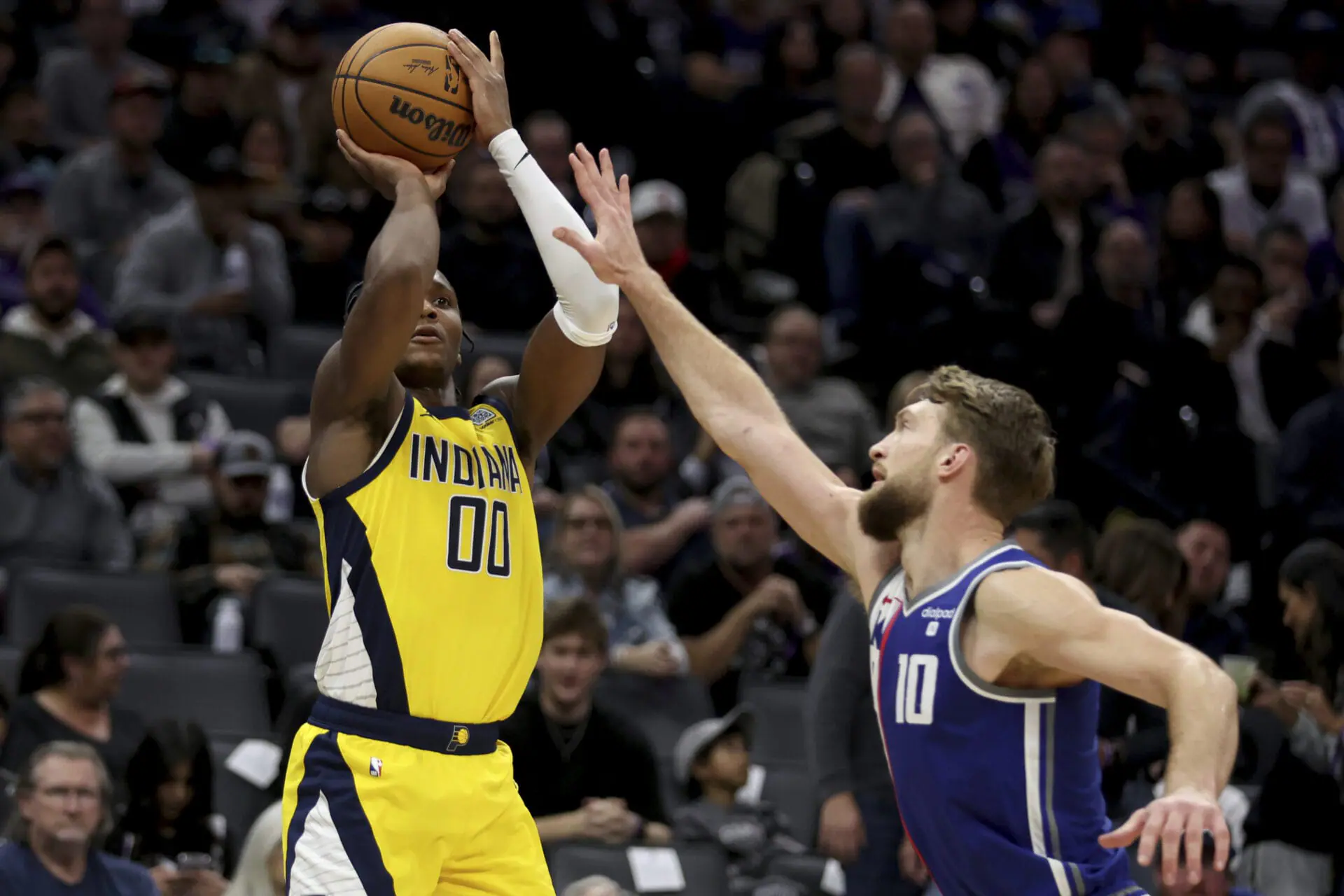 Indiana Pacers guard Bennedict Mathurin (00) shoots against Sacramento Kings forward Domantas Sabonis (10) during the second half of an NBA basketball game in Sacramento, Calif, Thursday, Jan. 18, 2024. (AP Photo/Jed Jacobsohn)