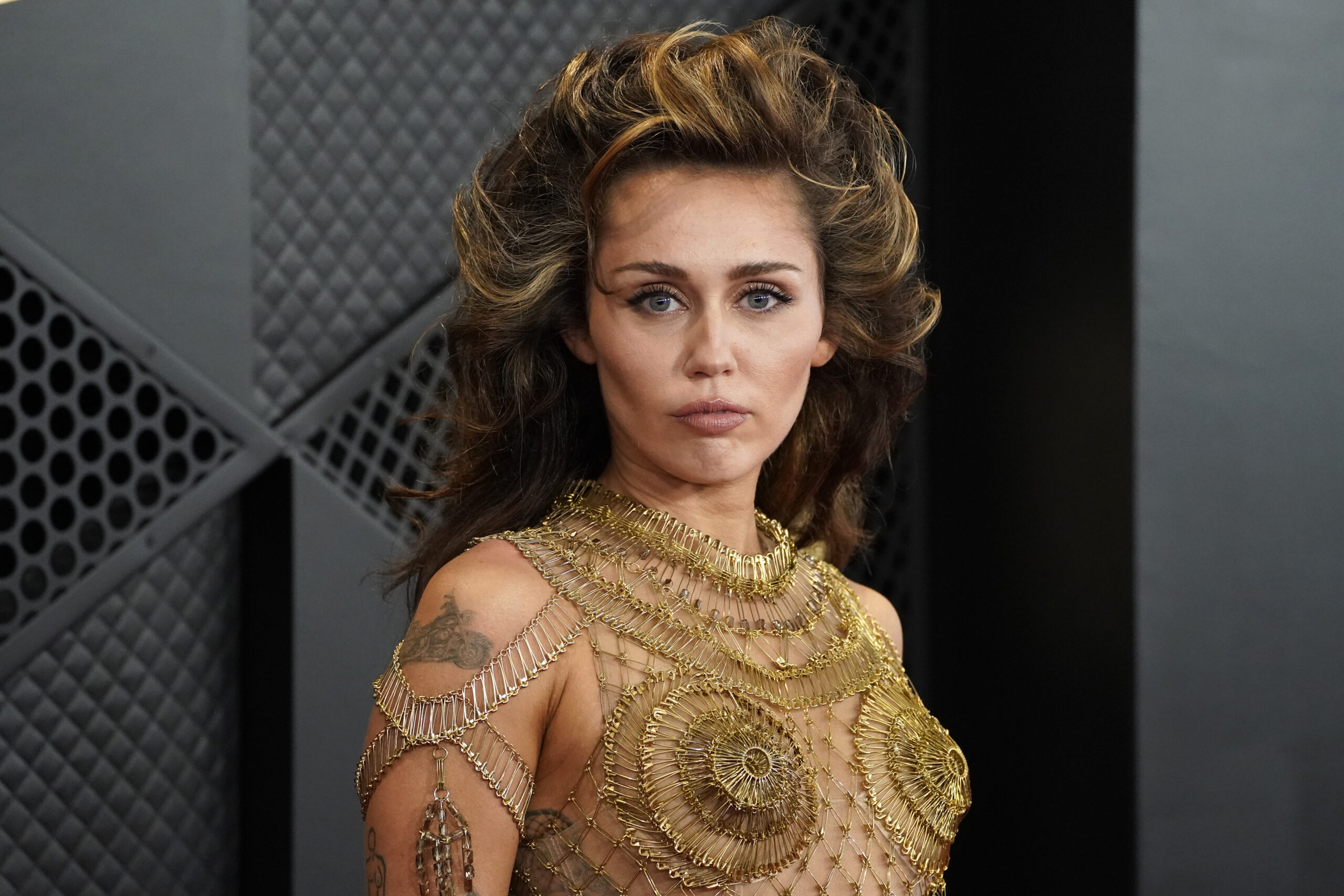 Miley Cyrus Grammys AP24035860573551 Scaled 
