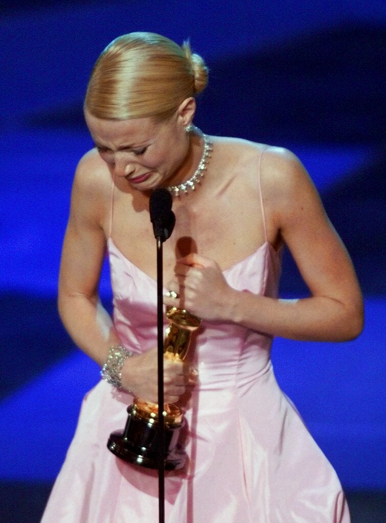 1999: Gwyneth Paltrow cries her eyes out on stage at Oscars.