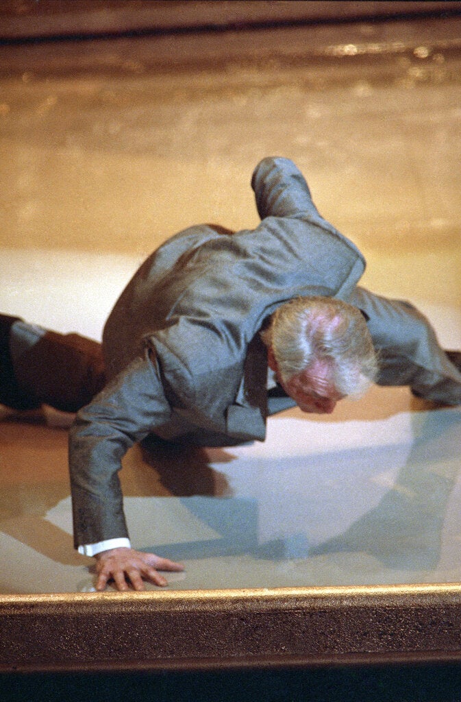 1991: 73-year-old Jack Palance shows off with one-handed push-ups at Oscars.