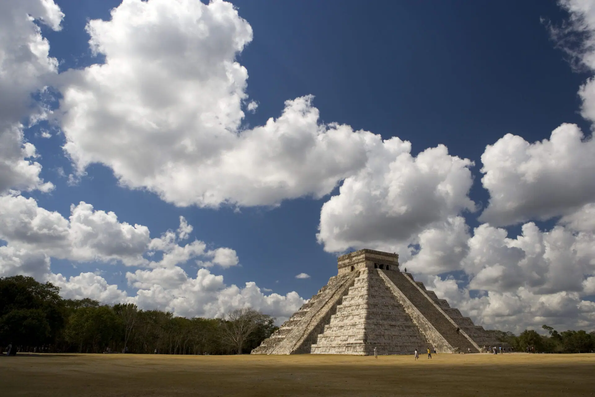 Mexico, Yucatan, Chichen Itza, Maya-Toltec ruins, El Castillo. La antigua ciudad maya de Chichén Itzá, en la península de Yucatán, México, ha estado asociada durante mucho tiempo a los sacrificios humanos, por los cientos de huesos que se han encontrado en templos, un pozo sagrado y otras cavernas subterráneas. (Corbis/Getty Images)