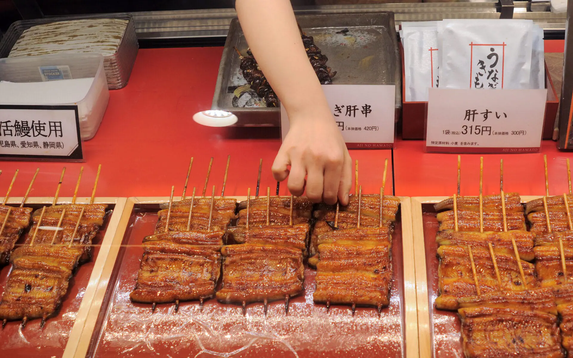 TOKYO, JAPAN - JANUARY 12, 2014: Sticks of grilled eel (unagi) for sale at a food store in Tokyo, Japan. On July 29, 2024, about 150 people have been sickened by food poisoning after eating a Japanese summertime delicacy, grilled eel, prepared by a restaurant chain and sold at the department store near Tokyo, leaving one person dead and two others hospitalized, officials said. (Photo by Robert Alexander/Getty Images)