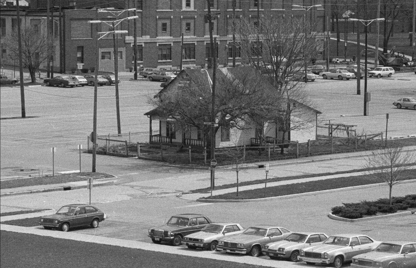 A house sits at 725 W. Vermont St. in 1980. (Provided Photo/Indiana University Indianapolis University Library Special Collections and Archives via Mirror Indy)