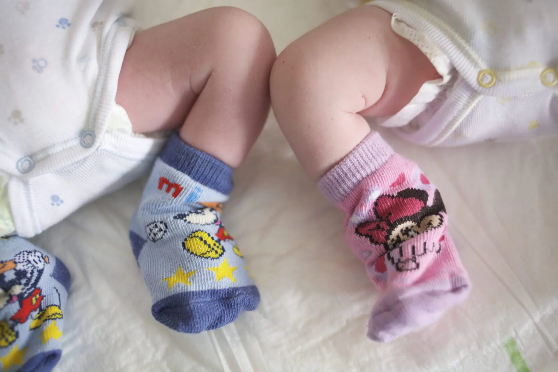 Boy and girl twin babies, each wearing a colored sock, in a maternity hospital. A woman with the rare condition of two uteruses delivered twins, one from each womb, last month at a hospital in northwestern China, according to health officials and state media. (Photo by Getty Images)