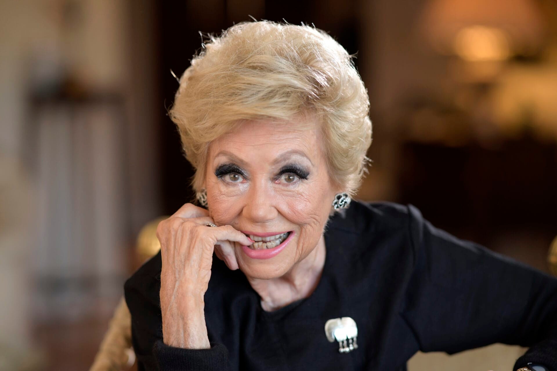 FILE - Actress Mitzi Gaynor poses in her apartment Wednesday, May 26, 2021, in Beverly Hills, Calif. Gaynor, among the last survivors of the so-called golden age of the Hollywood musical, died of natural causes in Los Angeles on Thursday, Oct. 17, 2024. She was 93. (AP Photo/Mark J. Terrill, File)