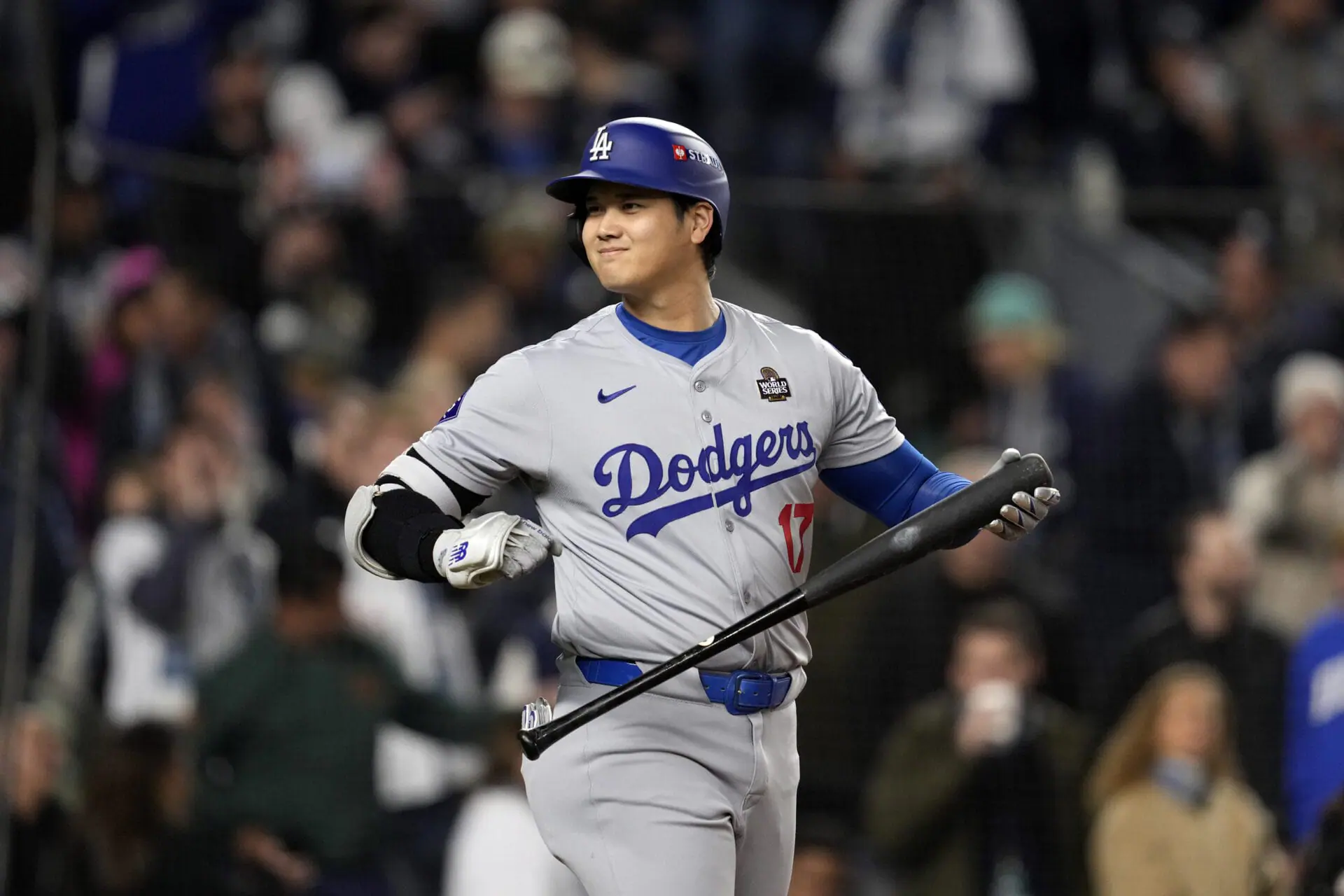 Los Angeles Dodgers' Shohei Ohtani walks to the plate to bat against the New York Yankees during the first inning in Game 3 of the baseball World Series, Monday, Oct. 28, 2024, in New York. (AP Photo/Godofredo A. Vásquez)