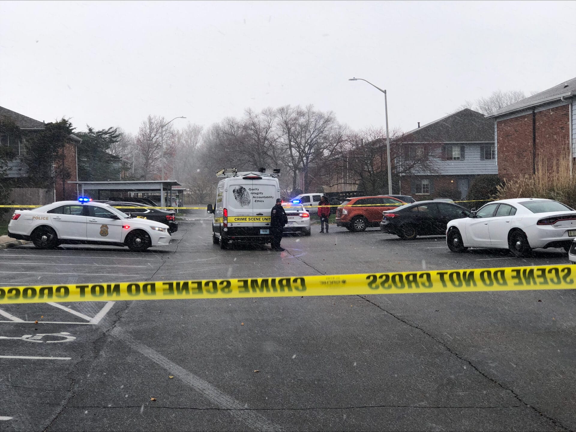 One dead in Indy east side apartment shooting