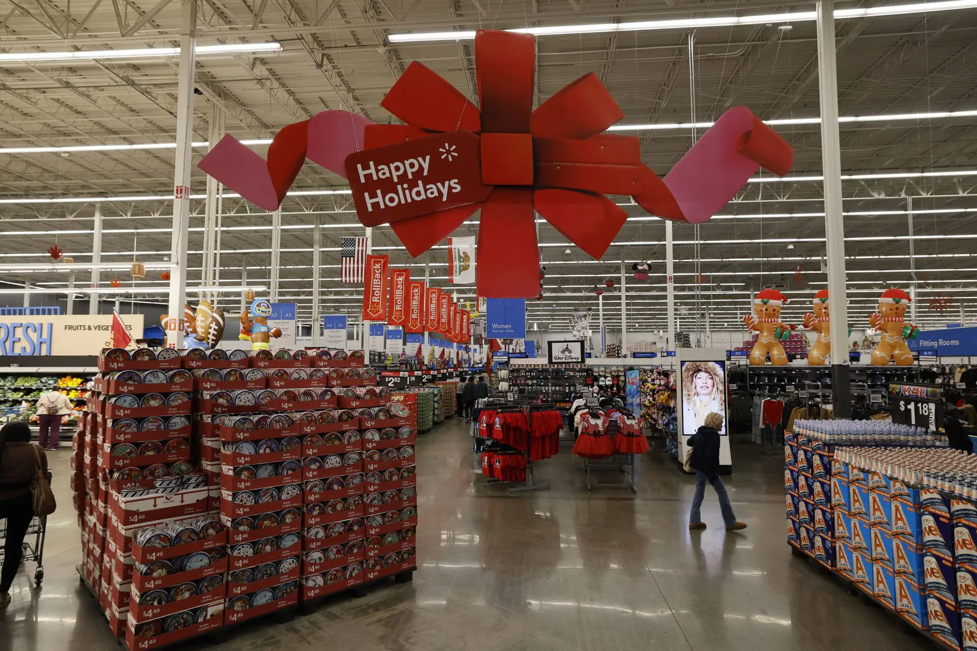 Shoppers at the Walmart Supercenter in Burbank during Walmart's multi-week Annual Deals Shopping Event in Burbank on Nov. 21. (Photo by Allen J. Schaben/Los Angeles Times/Getty Images via CNN Newsource)